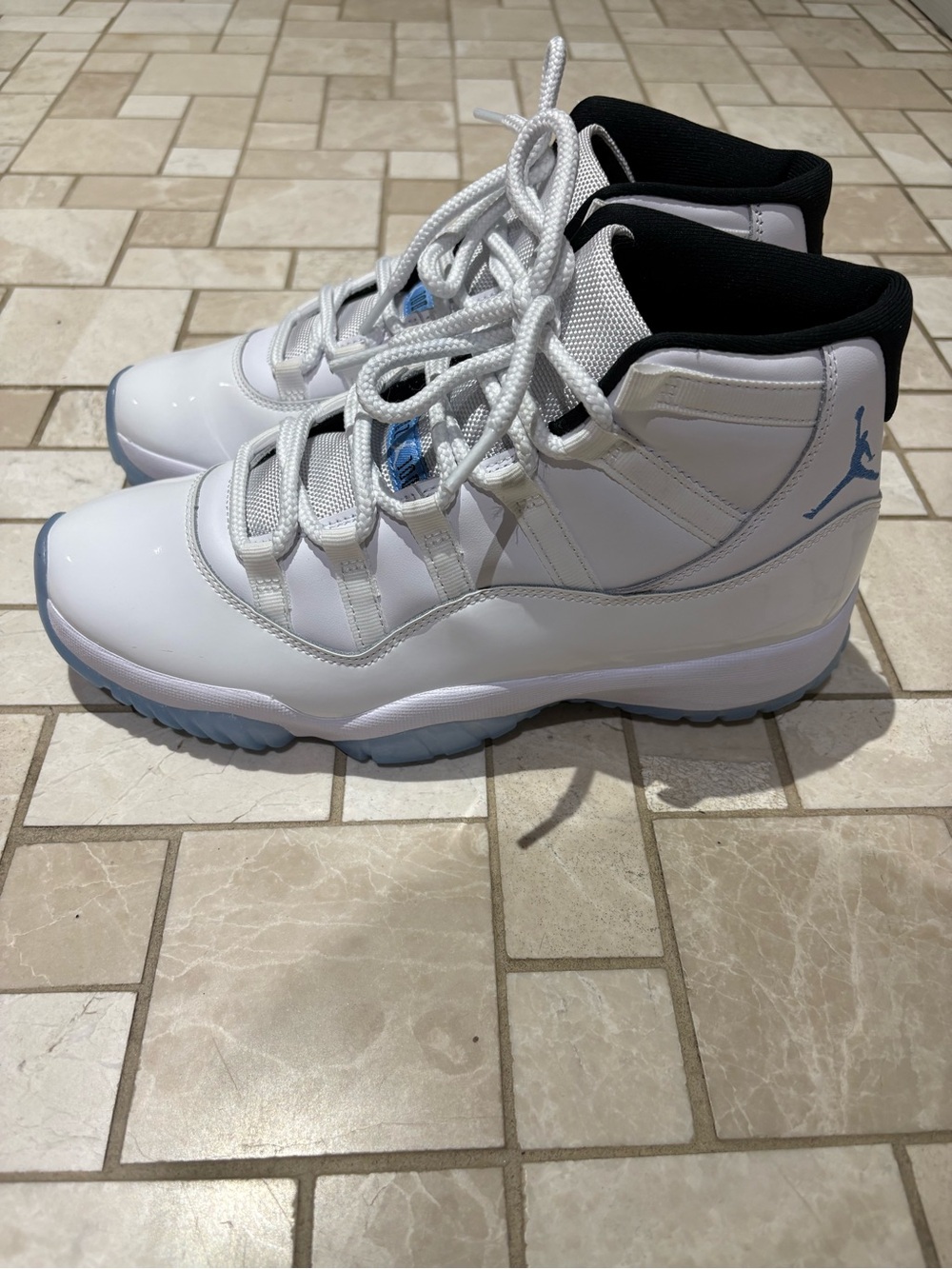 Air Jordan 11 Retro 'Legend Blue / Columbia' 2024 - Size 9 Mens - Picture 3 of 6